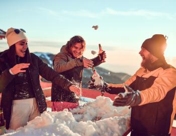 friends having drinks after skiing